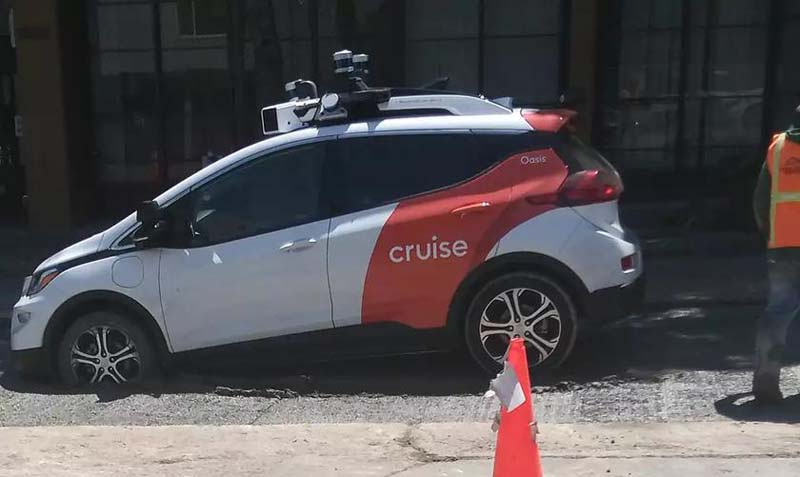 Cruise Robotaxi gets stuck in liquid concrete in San Francisco