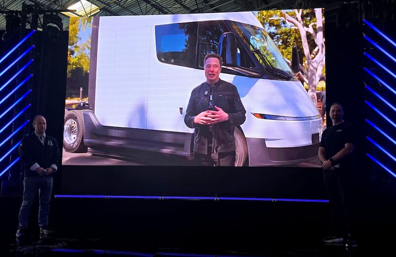 Tesla Semi has finally been added to the homepage of Tesla's website.